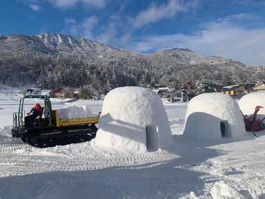 長野県飯山市かまくらの里でかまくら作り